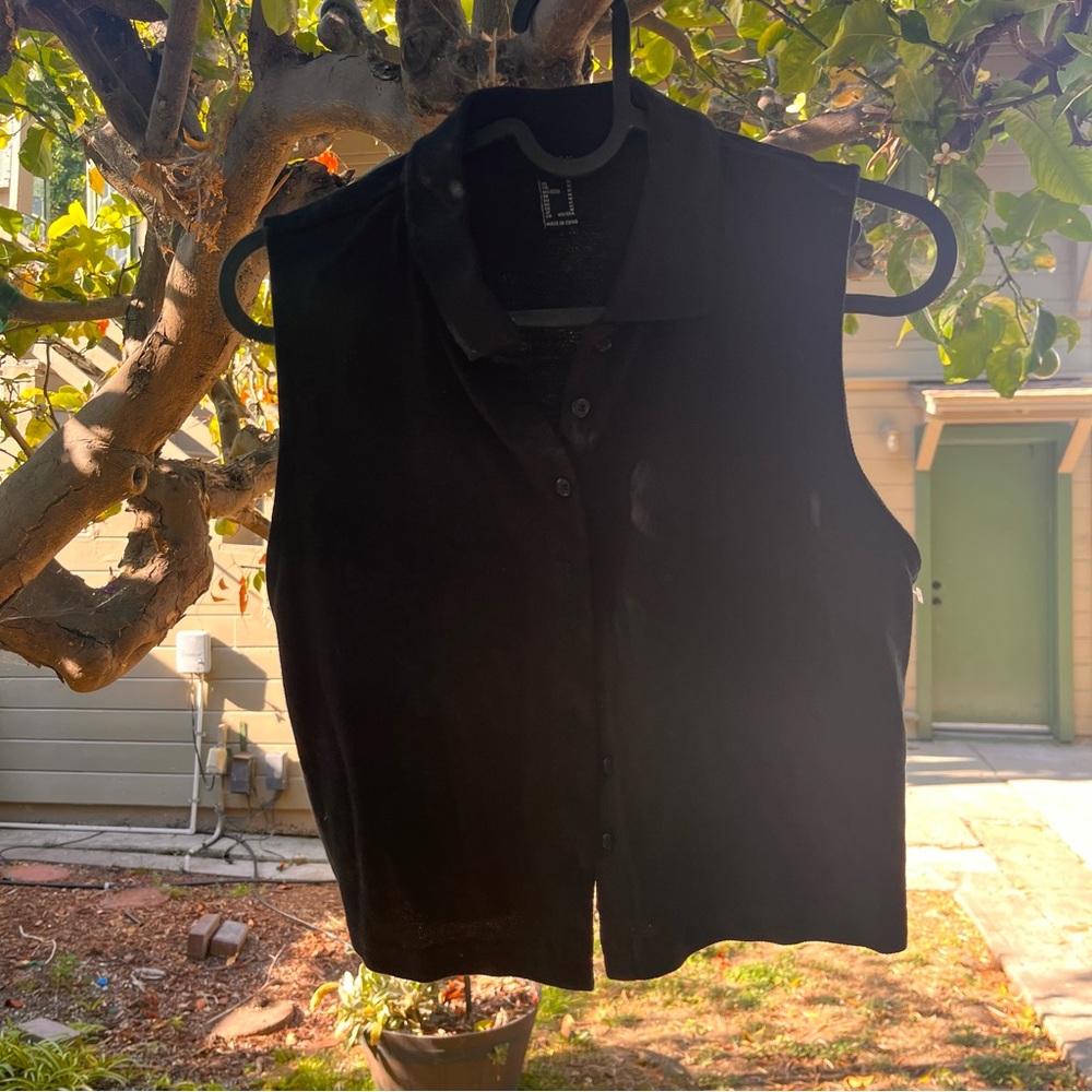 Medium Sleeveless Black Crop-Top